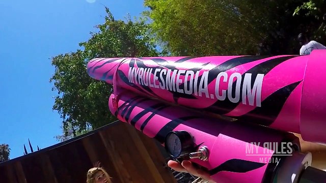 Les fesses d'une fille en bikini bombardée de bonbons en slowmotion