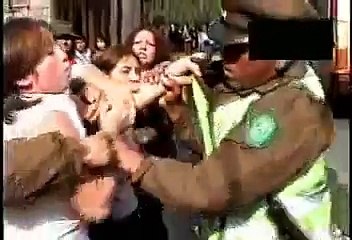 Pelea de Mujeres versus Carabineros