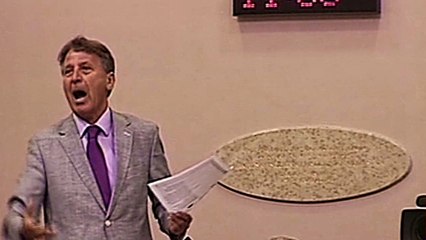 Dr. Duje: "Socijalističko obilježje nasred Hajdukova igrališta."