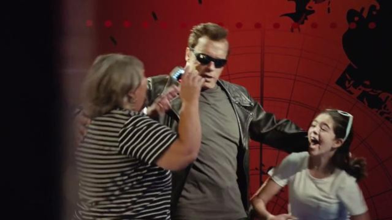 Arnold Schwarzenegger poses as wax statue to prank Madame Tussauds tourists