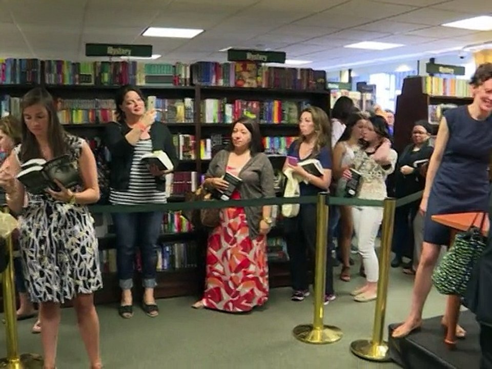 Des fans en transe à New York pour la sortie du tome 4 de "Cinquante nuances"