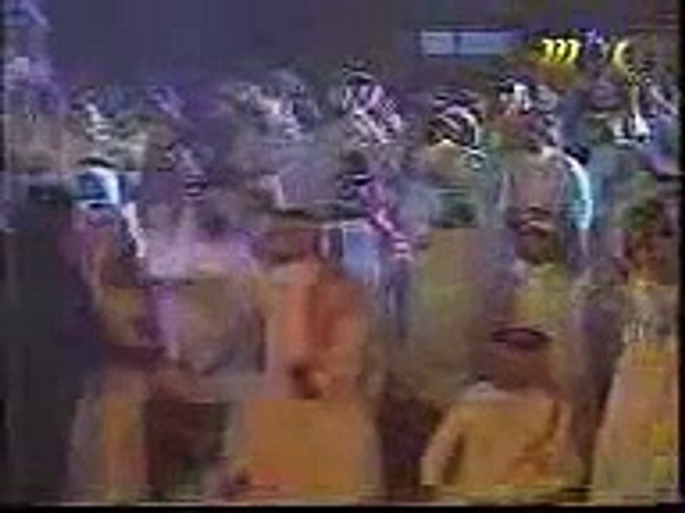 ولد يرقص مع خالد