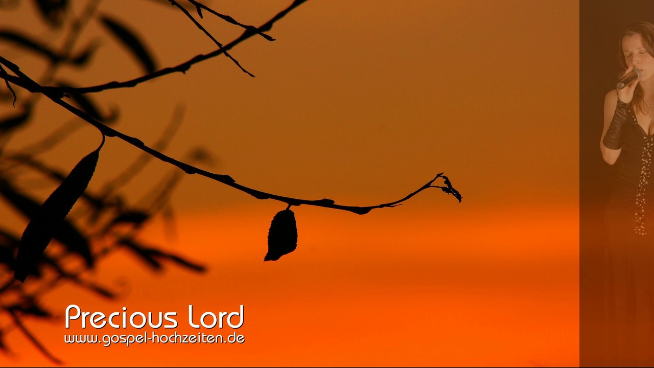 Hochzeitssängerin singt das Lied 'Precious Lord' für die kirchliche Trauung.