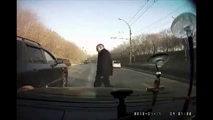 【閲覧注意】道路でヤクザが殴りあい、格闘家顔負け【再生注意】