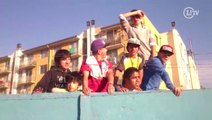 Garotos chilenos sobem no muro para assistir treino do Brasil