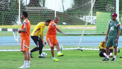 Joia tricolor mostra habilidade e tira onda no freestyle