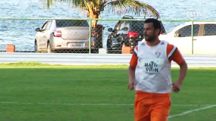 Em cenário paradisíaco, Fred volta a treinar com bola no Flu