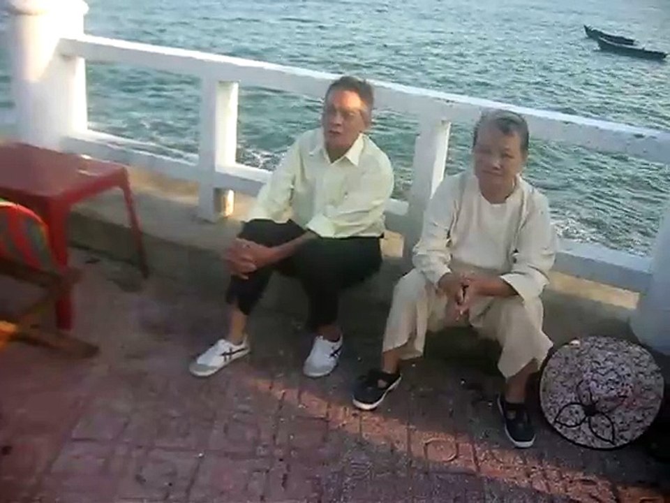 Ông bà Đấu ở bờ biển Nha Trang Khánh Hòa 2