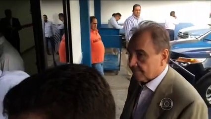 Aécio cobra que Dilma chame ao Brasil embaixador na Venezuela