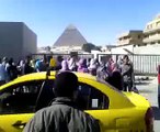 وقاحة رجال شرطة وأمن الأهرامات بمنع دخول الزوار المصريين  للأهرامات والسماح للأجانب فقط.flv