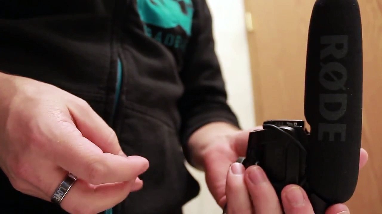 How to replace the Rode Videomic Pro battery! Rode VideoMic Pro vs Battery Door video