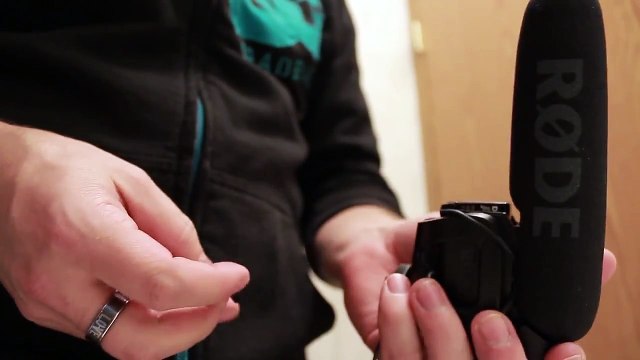 How to replace the Rode Videomic Pro battery! | Rode VideoMic Pro vs Battery Door