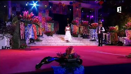 Hinarere et Pato  entrent en scène, suivis des candidates qui nous offrent un premier tableau magique