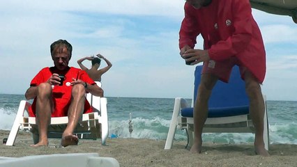 Двама на плажа