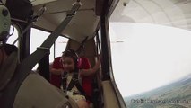 Cette petite fille a adoré son premier vol acrobatique