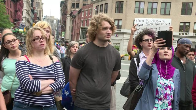 Charleston : veillée devant l'église noire attaquée