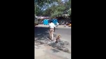 Un policier fait traverser un chien