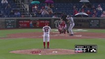Un fan de baseball est en guerre avec son poncho !