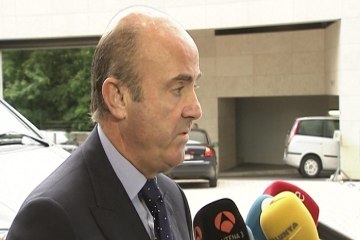De Guindos, "preocupado" por la crisis de Grecia