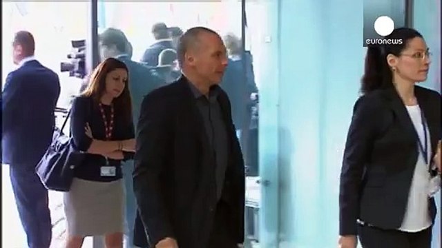 اليونانيون يسحبون أرصدتهم من المصارف خشية عجز البلاد عن سداد الديون