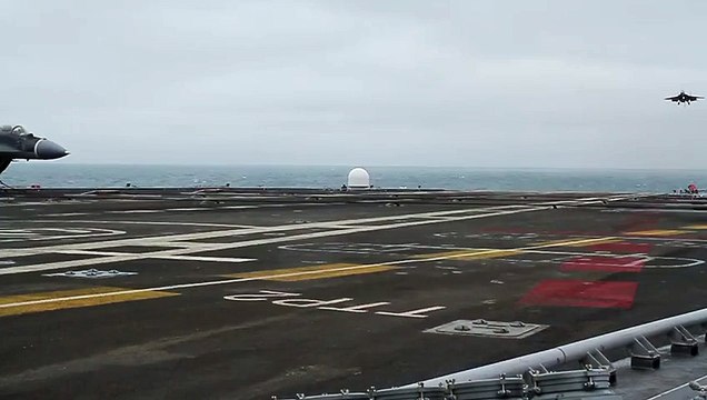 L’atterrissage d'un avion de chasse sur un porte-avions !