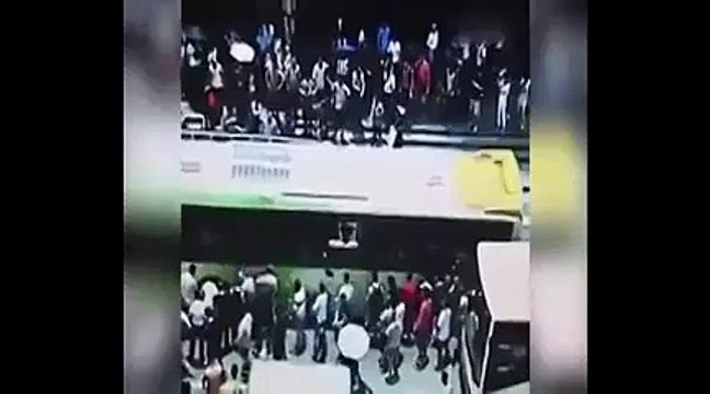 100 personnes soulevent un bus pour aider une femme agèe coincèe au dessous