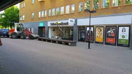 Cambriolage avec un chargeur sur pneus