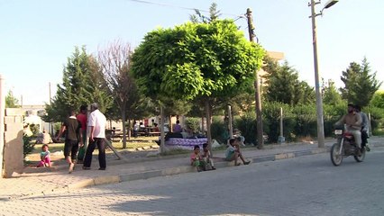 لاجئون سوريون ينتظرون فتح الحدود التركية للعودة الى تل ابيض