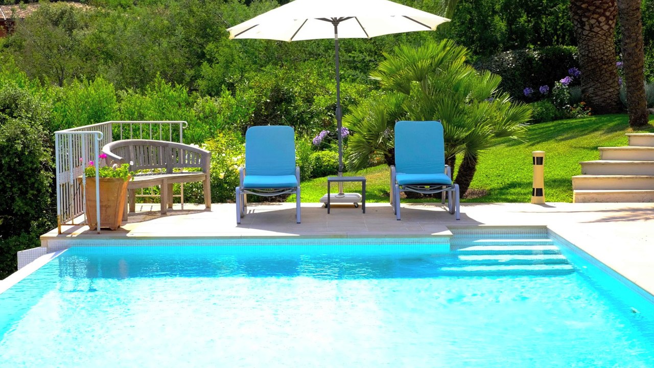 La Croix-Valmer Propriété A VENDRE - Terrain de 10 000 m² avec Piscine - A 6 km des plages de Ramatuelle/Saint Tropez