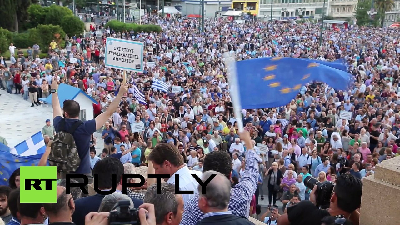 Grèce : une énorme foule hostile au Grexit défile à Athènes