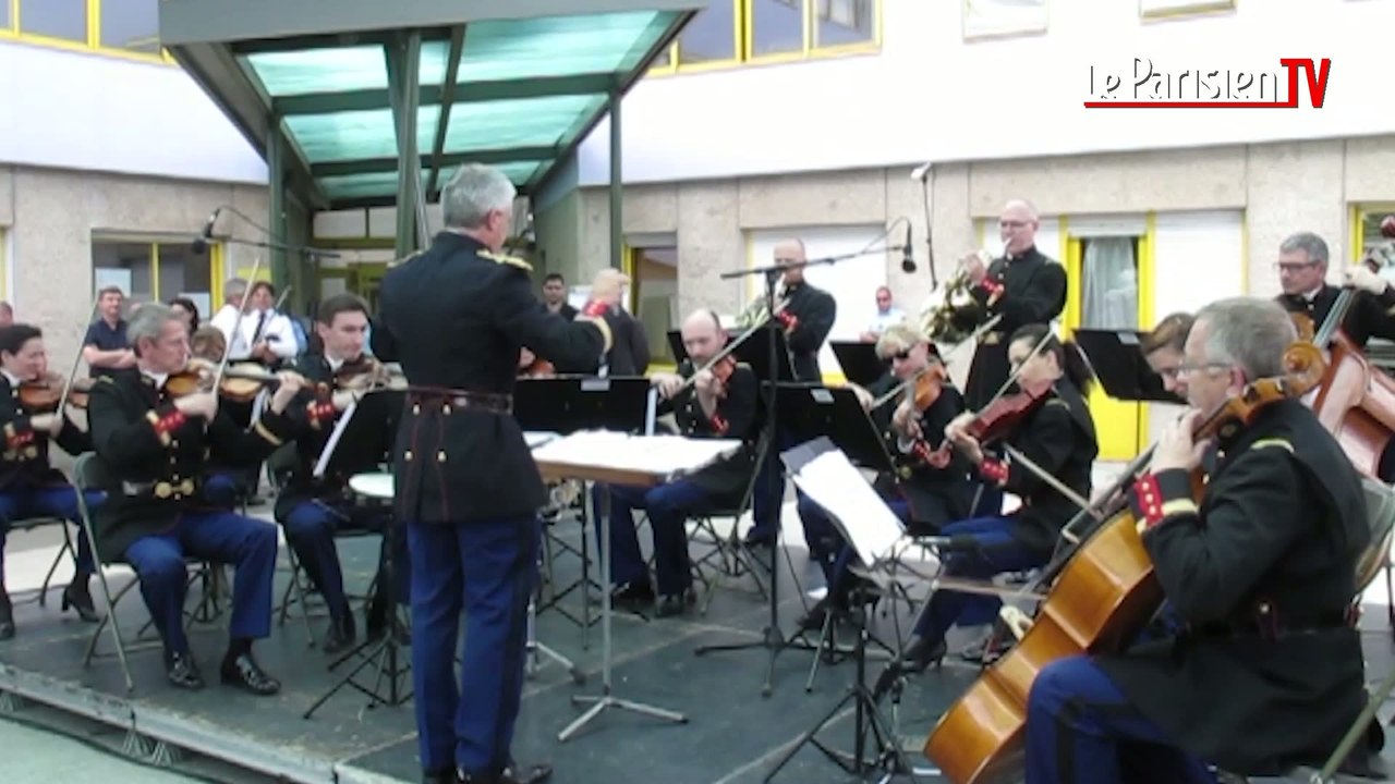 Inédit : la Garde républicaine joue pour des collégiens de Grigny