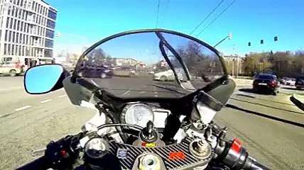 Un motard trop confiant victime d'un violent accident