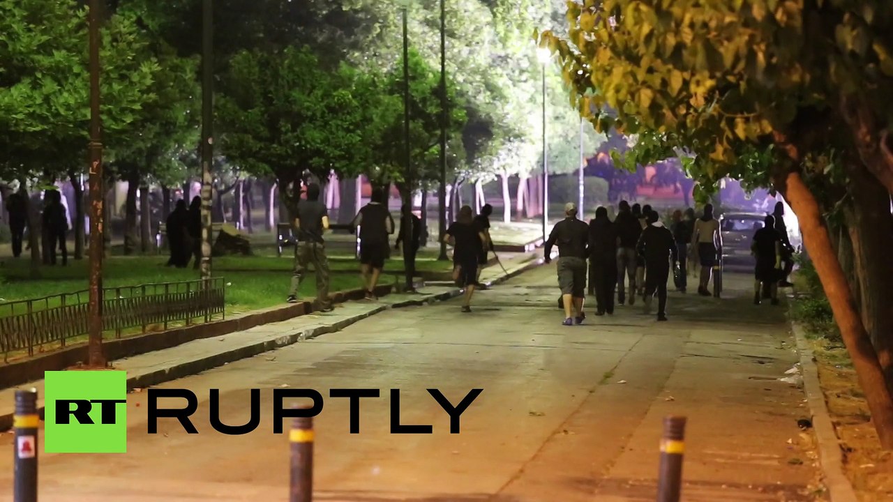 Grèce : des heurts violents éclatent entre la police anti-émeutes et des anarchistes à Athènes