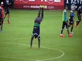 Aranha faz gol de letra em treino do Verdão e comemora com mortal 