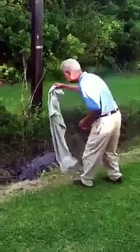 Un golfeur stupide s'attaque à un crocodile pour une balle perdue...