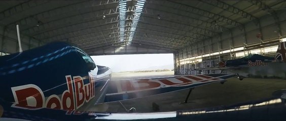 Tải video: Two pilots cheat death and fly planes through Hangar