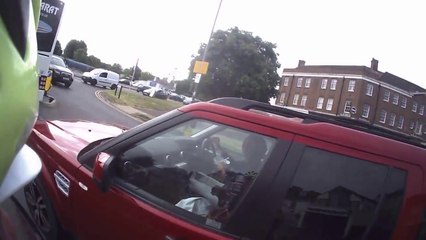 Un conducteur mange des céréales dans un bol... en conduisant !