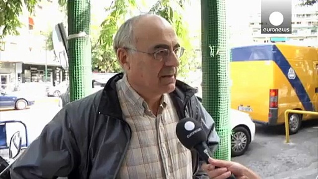 Les Grecs ruent dans les banques pour retirer leur épargne