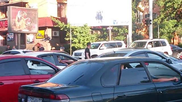 Ce russe régule le trafic lors d'un embouteillage monstre !