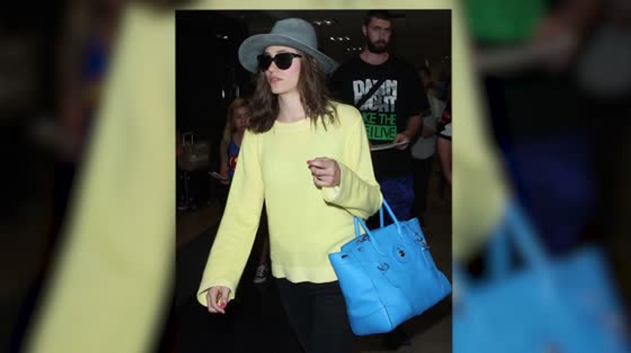 Emmy Rossum geht nach der Landung sofort zu Starbucks