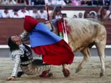 Boğa matadorun gırtlağını söküyor Ağır Çekim  Bull Gores Matador in Slow Motion.