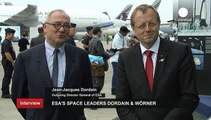 zwei ESA-Chefs, Weltraumprojekte und grüne Männchen