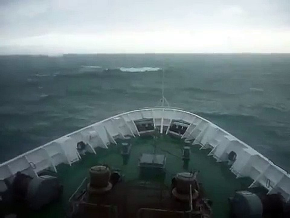 Big waves in the Cook Strait, Pacific Ocean