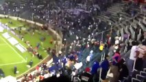 Afición de Cruz Azul invade cancha del Estadio Azul