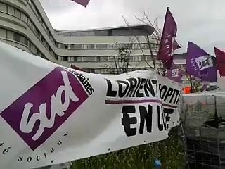 C'est dans la rue qu'ça s'passe devant l'hôpital de lorient en lutte