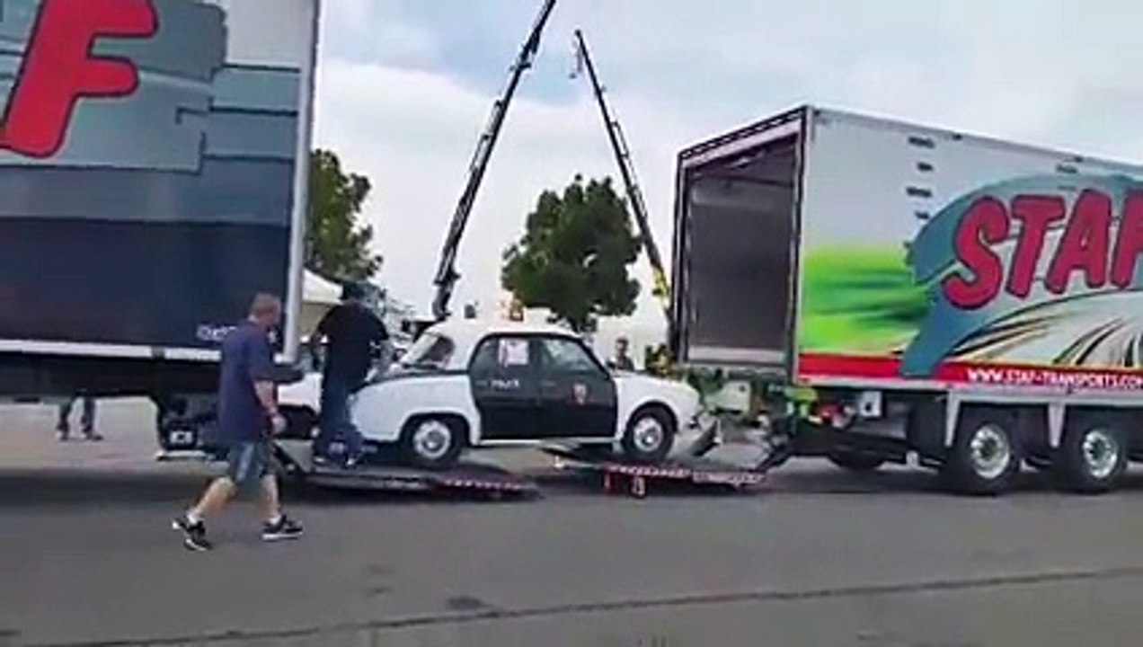 Ces 2 Routiers Chargent une Voiture dans leur Semi d'une Façon de Malade