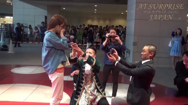 フラッシュモブ　プロポーズ in クイーンズスクエア横浜　サプライズ　シンデレラ　Flashmob　Proposal
