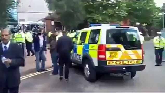 ▶ People Chanting Zardari Kutta inFront of Zardari In London