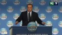 Pensionato contesta Berlusconi e lo prendono a calci!!!