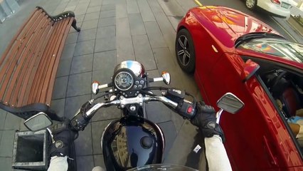 Cette motarde est école, et elle le montre